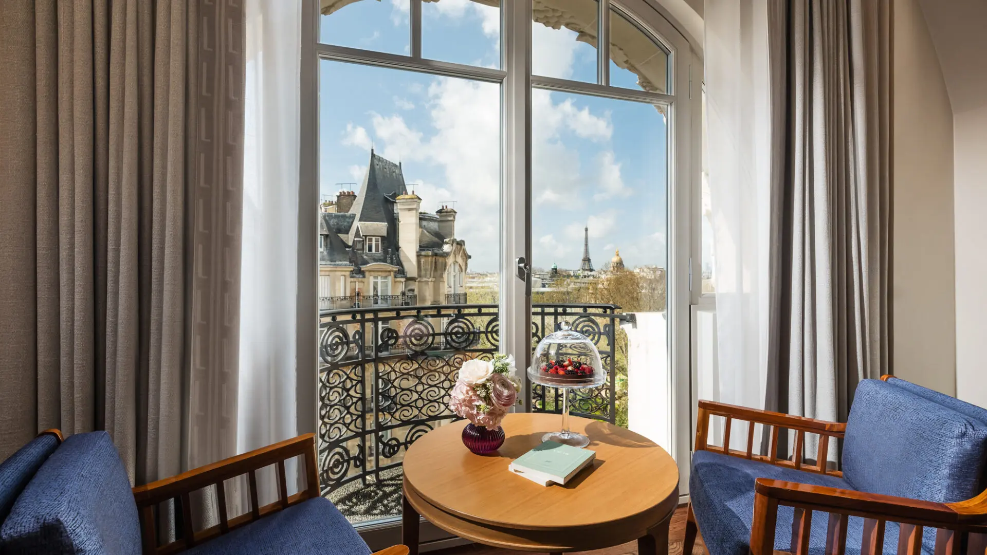 Lutetia Paris-Eiffel-Deluxe-Balcony-Guestroom-Eiffelview